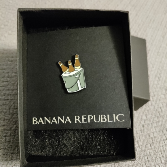 Banana Republic beer bucket enamel pin NWT - Picture 6 of 7